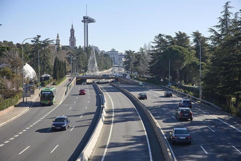 <p> Varios vehículos circulan por la carretera de A Coruña </p>