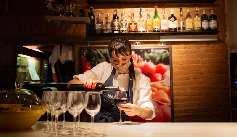 <p> Archivo - Una camarera sirve una copa de vino en el interior de un bar de Barcelona - David Zorrakino - Europa Press - Archivo </p>