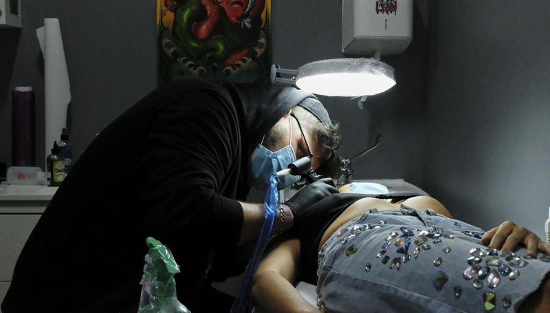 <p> Archivo - Un tatuador de Negro Marfil Tattoo (C/ Elfo, 70) realiza un tatuaje a una clienta. - Jesús Hellín - Europa Press - Archivo </p>