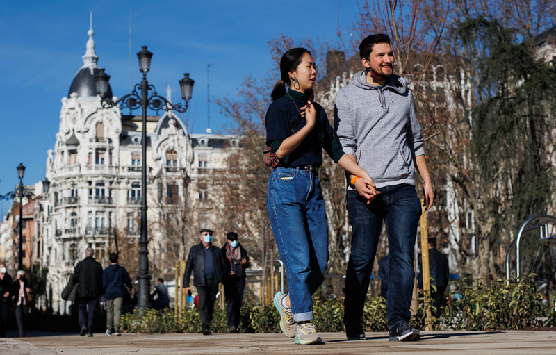 <p> Ciudadanos pasean a pocas horas de Nochevieja, a 31 de diciembre de 2021, en Madrid, (España). - Alejandro Martínez Vélez - Europa Press </p>