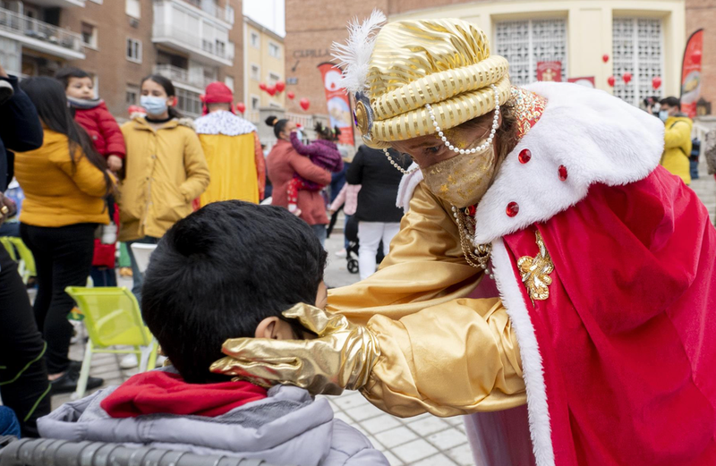 <p> Un rey saluda a un niño en el acto de la Fundación Madrina, con entrega de regalos y caramelos a niños de familias vulnerables. - Alberto Ortega - Europa Press </p>