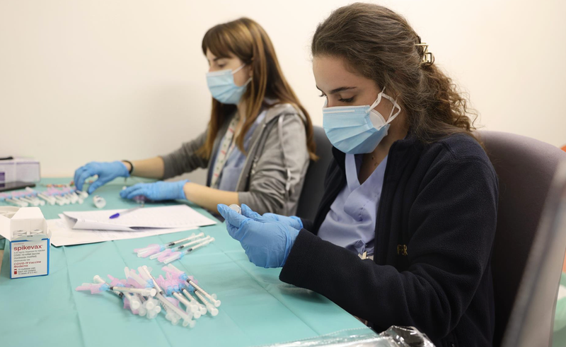 <p> Dos enfermeras preparan una vacuna contra el Covid-19, en el Hospital Infanta Sofía, a 30 de diciembre de 2021, en San Sebastián de los Reyes, Madrid, (España). - Eduardo Parra - Europa Press </p>