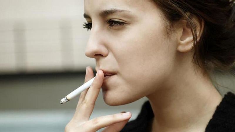 <p> Mujer Fumando </p>
