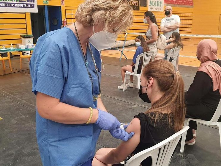 <p> Imagen de archivo de una enfermera inyectando una vacuna contra el Covid en un punto de vacunación masiva </p>