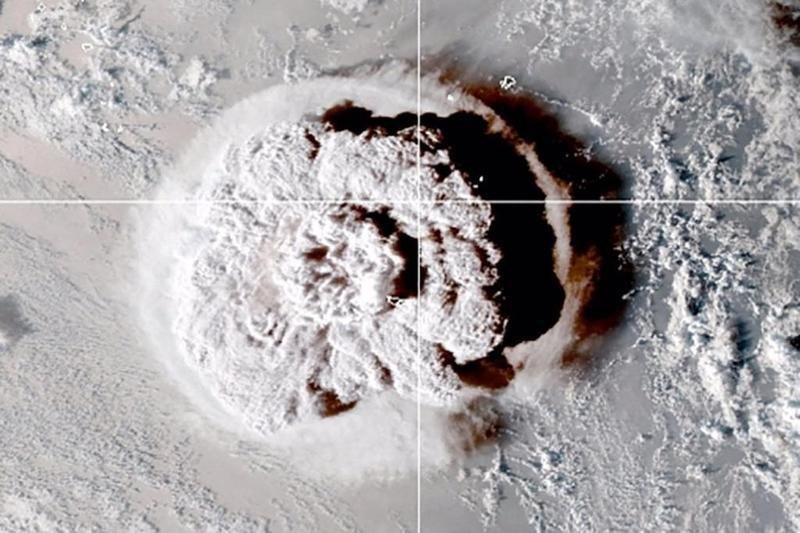 <p> Imagen publicada por el satélite NOAA GOES-West que muestra la erupción del volcán submarino cerca de la nación insular de Tonga </p>