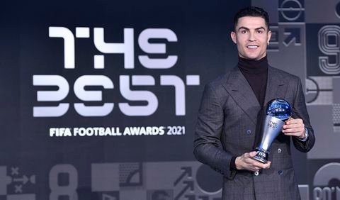 <p> Cristiano Ronaldo recogiendo su premio en la gala The Best </p>