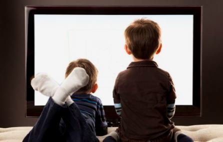 <p> niños viendo la tv. imagen de pinterest </p>