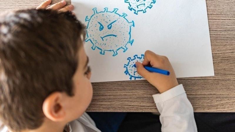 <p> Niño dibujando al 'covid' - Pinterest </p>