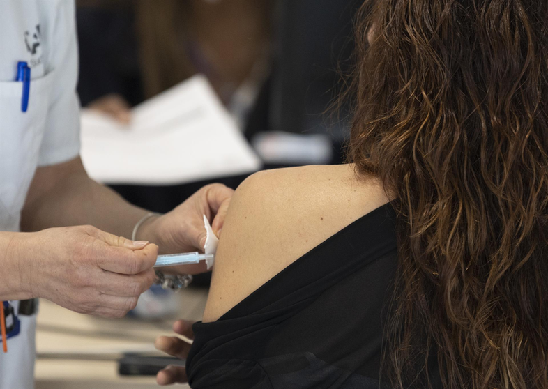 <p> Una mujer recibe la tercera dosis de la vacuna contra el Covid-19, en el Hospital Enfermera Isabel Zendal, a 13 de enero de 2022, en Madrid, (España). - Eduardo Parra - Europa Press </p>