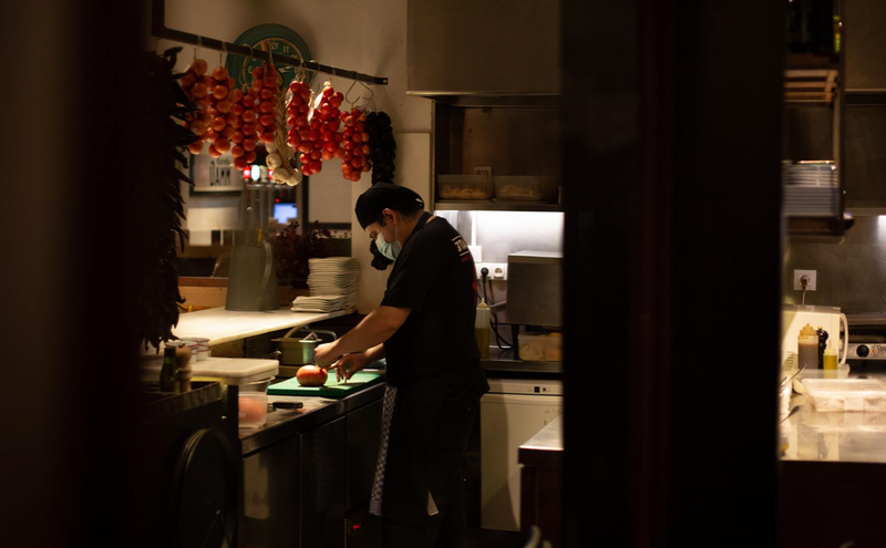 <p> Archivo - Un cocinero en el interior de un bar en una calle céntrica de Barcelona, a 14 de octubre de 2021, en Barcelona - David Zorrakino - Europa Press - Archivo </p>