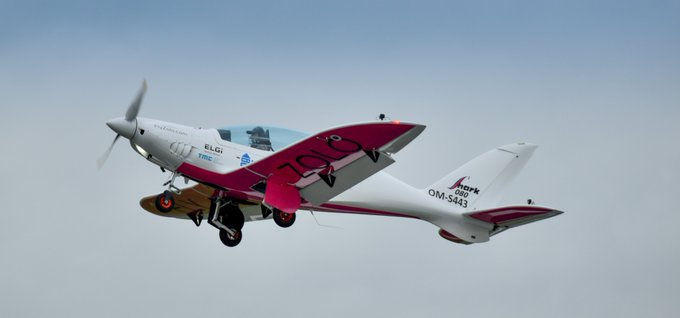 <p> Zara Rutherford en su avioneta ultraligera dando la vuelta al mundo con 19 años. Fuente: Twitter @fly_zolo </p>