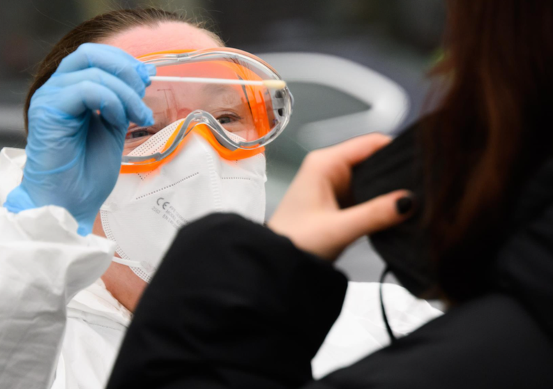 <p> 26 January 2022, Lower Saxony, Laatzen: A family doctor takes a swab sample from a person to perform PCR test coronavirus outside a doctor's office in the Hannover region. - Julian Stratenschulte/dpa </p>