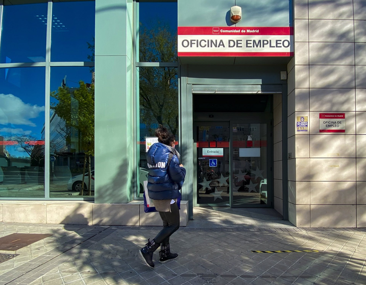 <p> Una joven a punto de entrar en una oficina de empleo - Eduardo Parra - Europa Press </p>