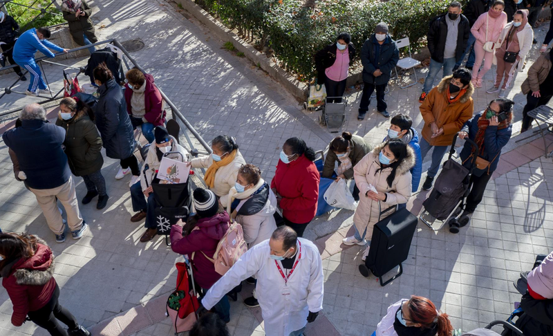 <p> Varias personas hacen cola para recibir alimentos de la Fundación Madrina - Alberto Ortega - Europa Press </p>