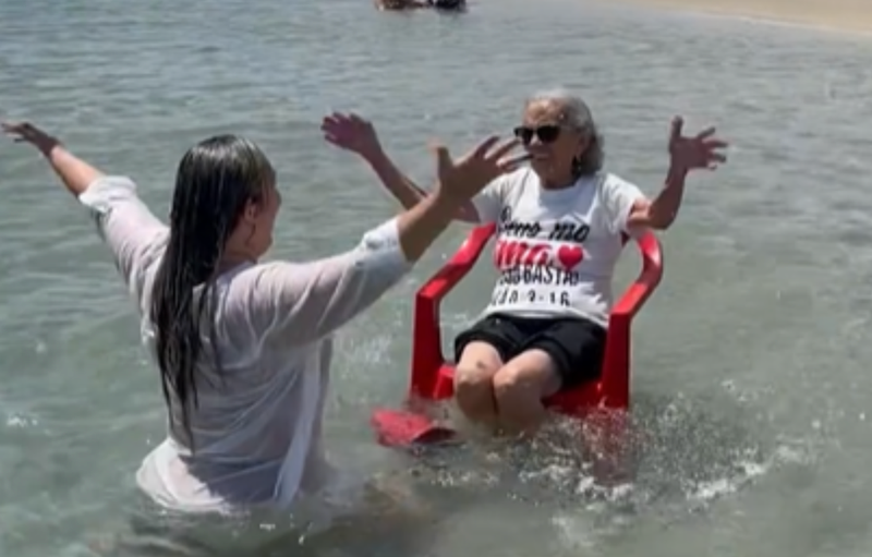 <p> La influencer Tatiana Van Campos junto a su abuela, de 94 años, en la playa. Fuente: Instagram tatianavancampooficial </p>