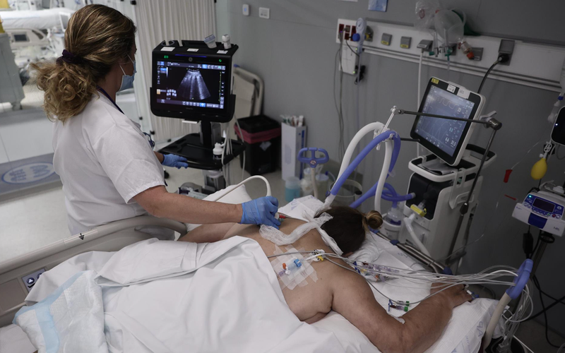 <p> EP- Selección fotos 2021: Una enfermera realiza una ecografía a una paciente en la UCI del Hospital Enfermera Isabel Zendal, a 23 de noviembre de 2021, en Madrid (España). - Eduardo Parra - Europa Press </p>