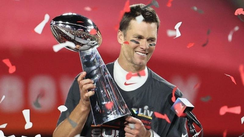 <p> Tom Brady con el trofeo de la última Super Bowl </p>