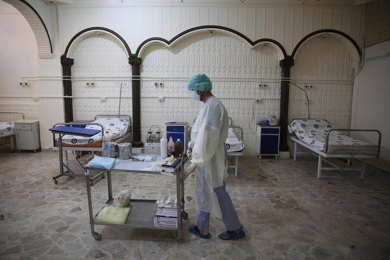 <p> Un trabajador sanitario en un hospital especial para casos de coronavirus en Idlib, en el noroeste de Siria </p>