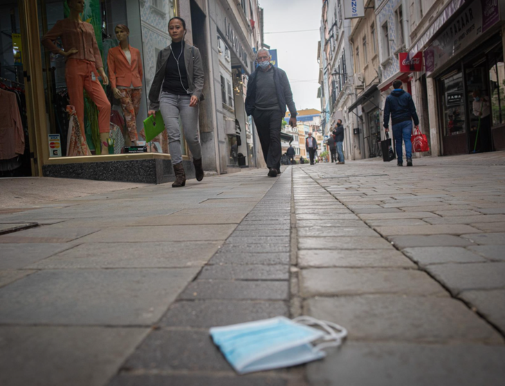 <p> rchivo - Una mascarilla tirada en el suelo en la calle Magín atrévete, en Gibraltar, a 30 de marzo 2021 - Marcos Moreno - Europa Press - Archivo </p>