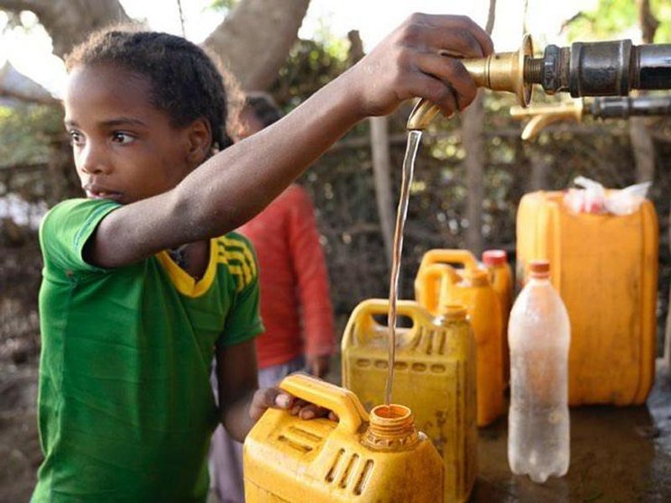 <p> Un niño del pueblo de Dida, en Ziway (Etiopía), obtiene agua potabilizada por la tecnología del CSIC. / Foto: César Hernández </p>