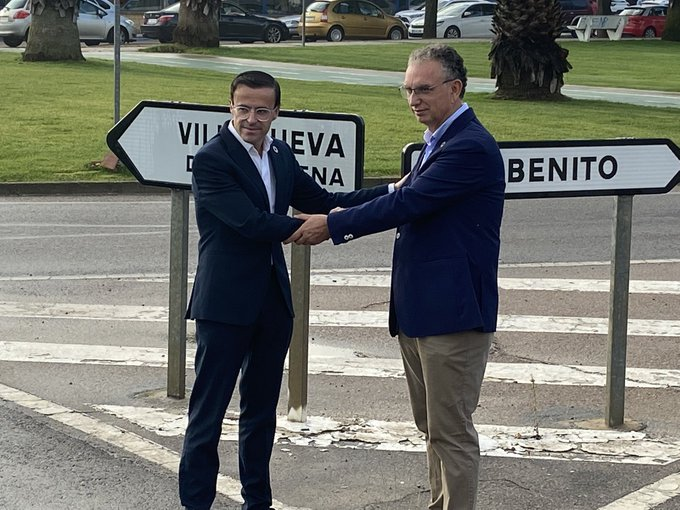 <p> Miguel Ángel Gallardo y Jose Luis Quintana juntos y favorables a la unión de los municipios. Fuente: Twitter @Ayto_DonBenito </p>