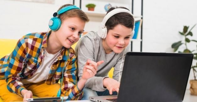 <p> Niños con un ordenador en casa. Imagen de archivo </p>