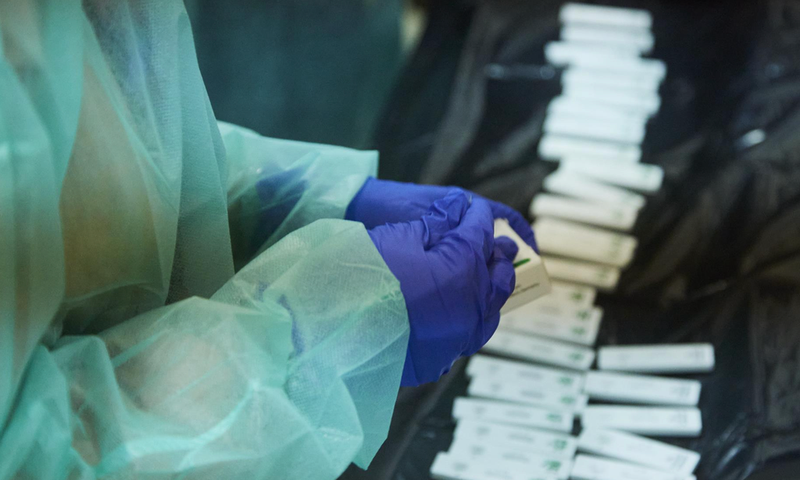 <p> Una enfermera abre un test de antígeno para realizarle la prueba a un costalero durante el primer ensayo de costaleros de la Hermandad del Baratillo, con medidas covid-19, preparatorio a la Semana Santa de 2022, a 2 de febrero de 2022 en Sevilla. - Joaquin Corchero - Europa Press </p>