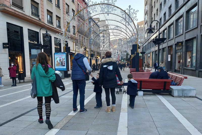 <p> Una familia con niños pasea por las calles de Oviedo durante la Navidad de 2021. - EUROPA PRESS </p>