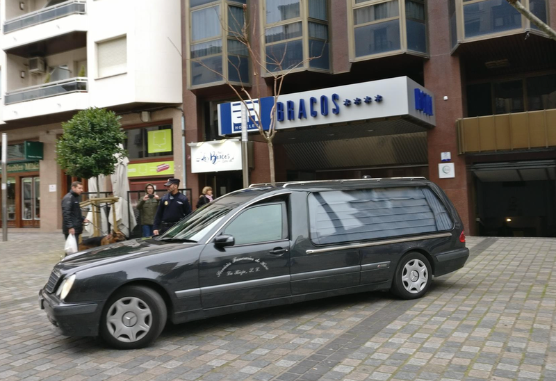 <p> Archivo - El coche de la funeraria sale con el cadáver de la niña de cinco años aparecida muerta en el hotel Los Bracos de Logroño - EUROPA PRESS - Archivo </p>