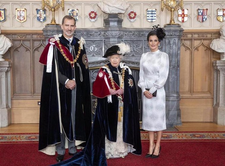<p> El Rey Felipe VI, la Reina Isabel II de Inglaterra y la Reina Letizia en una foto posterior a la ceremonia de investidura de Don Felipe como caballero </p>