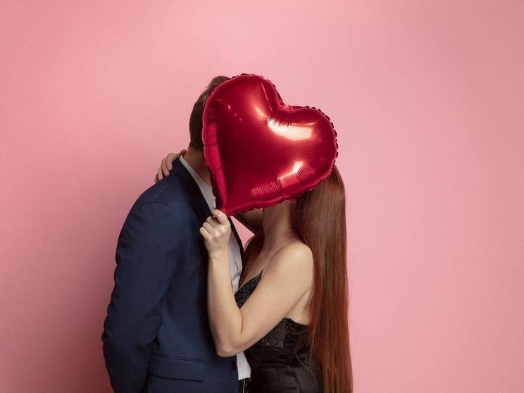<p> Enamorados besándose por San Valentín </p>