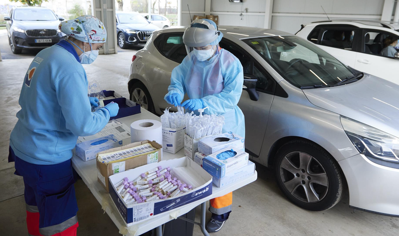 <p> Dos enfermeras preparan el test en una mesa durante la realización de PCR en el autocovid instalado en el Hospital Militar, a 28 de diciembre de 2021 en Sevilla (Andalucía, España) - Joaquin Corchero - Europa Press </p>