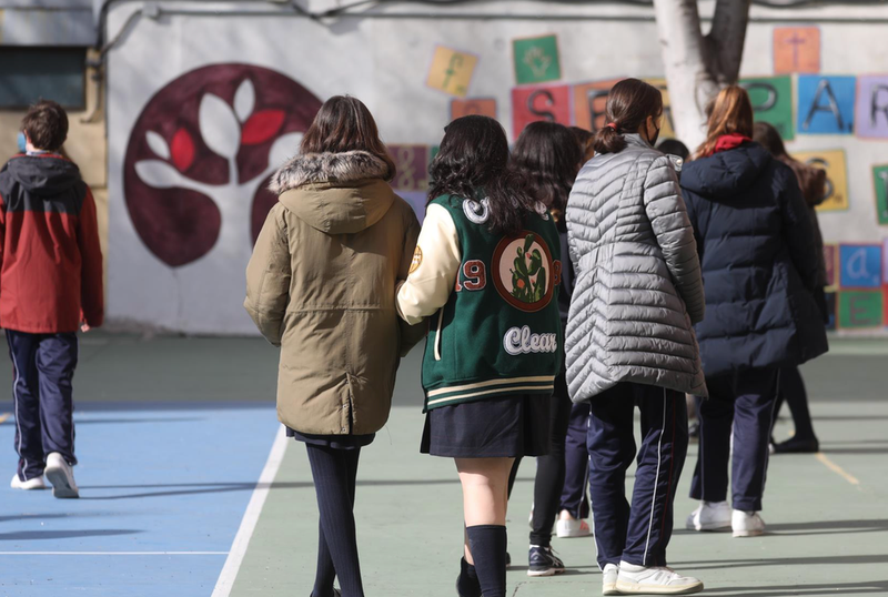 <p> Un grupo de niños en el patio del colegio, en el colegio Blanca de Castilla, a 10 de febrero de 2022, en Madrid (España). La eliminación de la obligatoriedad de llevar mascarilla en exteriores, entra en vigor. - Isabel Infantes - Europa Press </p>