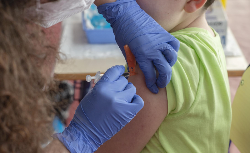 <p> Un niño recibe la vacuna contra el Covid-19, en el CEIP Manel García Grau, a 13 de enero de 2022, en Castellón de la Plana, Comunidad Valenciana, (España). - Paco Poyato - Europa Press </p>
