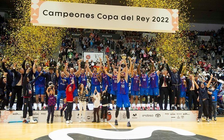 <p> El Barcelona levantando su 27ª Copa del Rey de Baloncesto </p>
