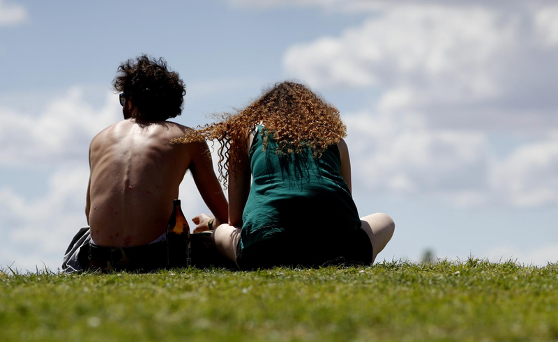 <p> Archivo - Una pareja de jóvenes en el césped de un parque en Madrid. - Eduardo Parra - Europa Press - Archivo </p>