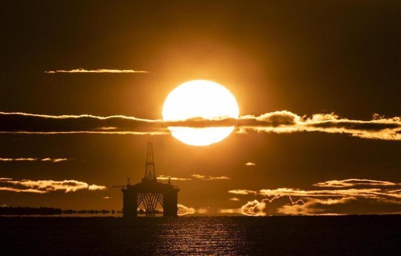 <p> El sol poniéndose tras una plataforma petrolera en Escocia </p>