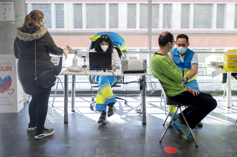 <p> Archivo - Dos personas son vacunadas contra el Covid-19, en el WiZink Center, a 20 de enero de 2022, en Madrid, (España). - Alberto Ortega - Europa Press - Archivo </p>