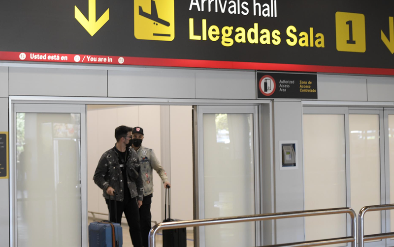 <p> Llegan al Aeropuerto Adolfo Suárez de Madrid-Barajas, el último convoy de españoles en Ucrania. - Óscar Cañas. - Europa Press. </p>