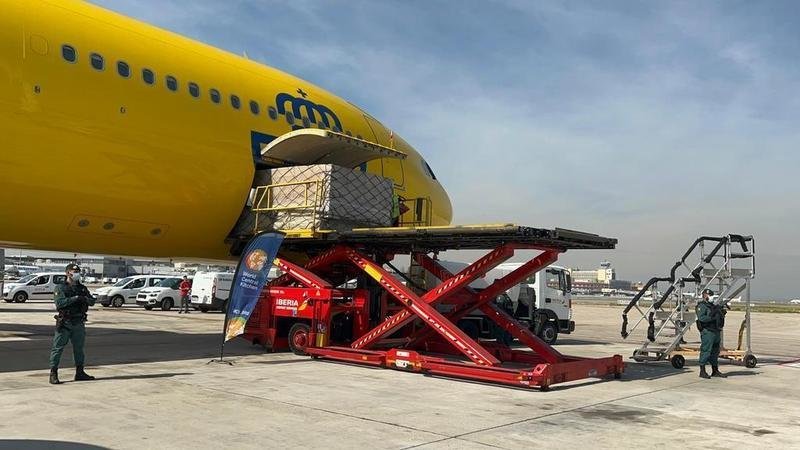 <p> Avión Correos Cargo-Ayuda a Ucrania </p>