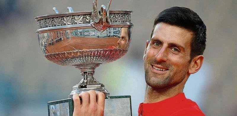<p> Novak Djokovic con el título de Roland Garros el año pasado </p>