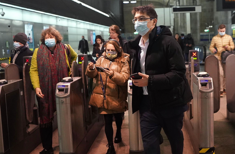 <p> 24 February 2022, United Kingdom, London: Commuters take the underground in west London after all coronavirus laws in England including the legal requirement for people who test positive to isolate come to an end. Photo: Victoria Jones/PA Wire/dpa - Victoria Jones/PA Wire/dpa </p>