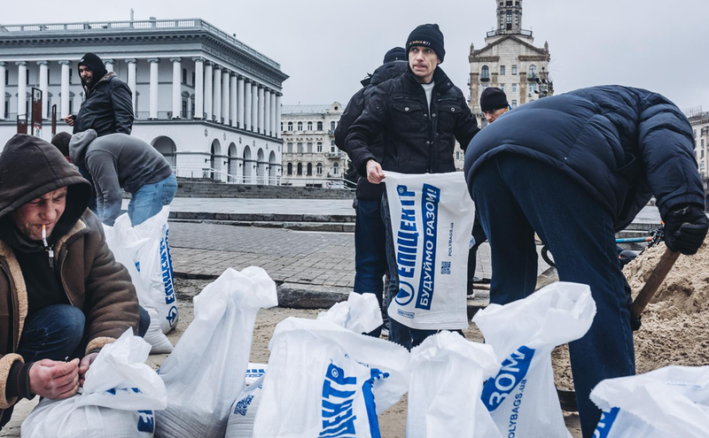 <p> Varias personas llenan sacos de arena para construir barricadas en la plaza de Maidan - Diego Herrera - Europa Press </p>