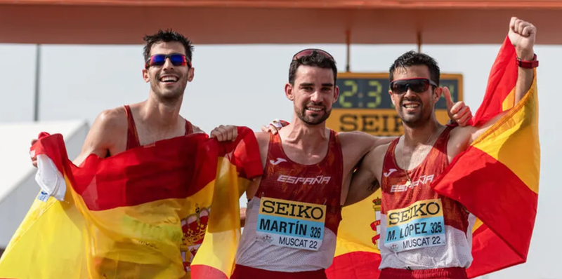 <p> Álvaro Martín, Miguel Ángel López y Marc Tur, oro por equipos. </p>