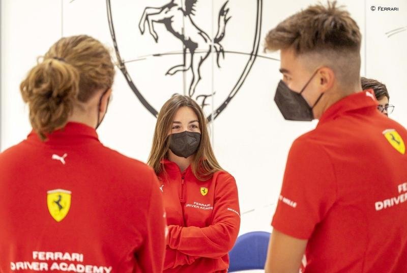 <p> Laura Camps trabajando en la Ferrari Driver Academy </p>