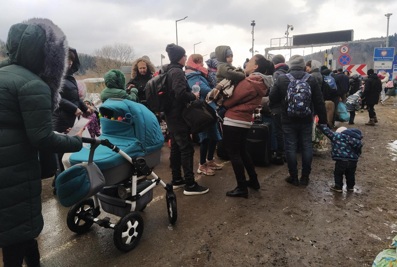 <p> Familias con niños en la frontera entre Ucrania y Polonia. - ALDEAS INFANTILES SOS </p>