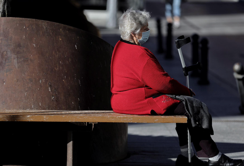 <p> Archivo - Una mujer sentada con mascarilla, a 8 de febrero de 2022, en Madrid (España). - Eduardo Parra - Europa Press - Archivo </p>