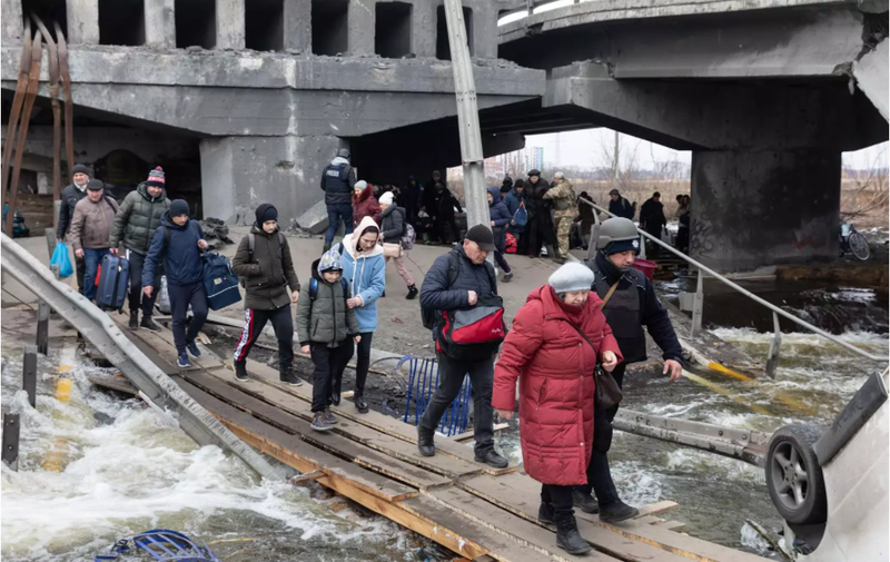 <p> Un grupo de civiles abandonan la ciudad de Irpin, en las cercanías de Kiev. Fuente: Europa Press </p>