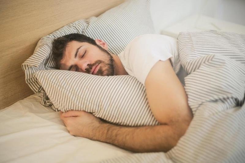 <p> Dormir 30 minutos de siesta reduce el riesgo a una muerte prematura </p>