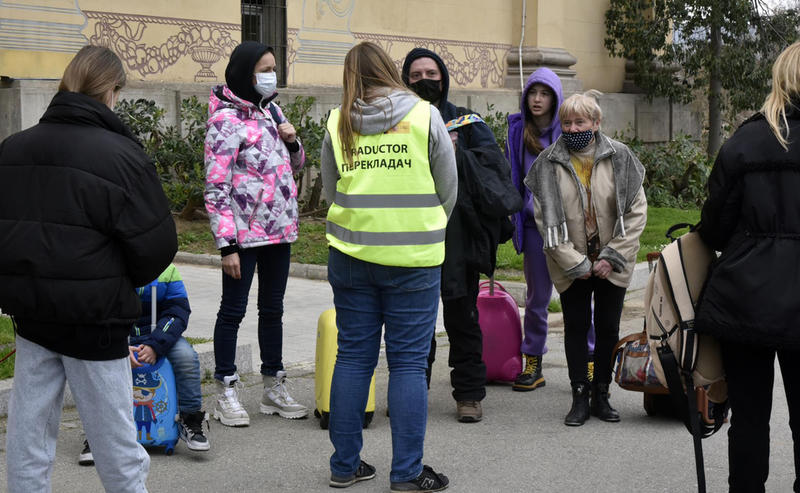 <p> Refugiados hablan con una traductora al llegar al centro habilitado en Barcelona - David Oller - Europa Press </p>